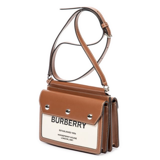 Burberry Bolsas Mini Horseferry Bag  Bolso bandolera en Beige/Marrón Lienzo y Plata hardware. El producto está en en Excelentes Condiciones (A).
  Dimensiones: 19x12x6 cm 
  Accesorios incluidos: 
    
  BrandCo Paris encuentra artículos raros y en las mejores condiciones a precios increíbles. ¡Vale la pena tener paciencia! Compra con confianza: todos los artículos de BrandCo Paris son seleccionados y autenticados cuidadosamente por nuestro equipo de expertos.
  Todos los artículos vienen con un certificado de autenticidad y un embalaje entregado por BrandCo Paris.
  Tabla de clasificación de la condición del artículo
  N (como nuevo)
  AA (perfecto estado)
  A (excelente estado)
  AB (muy buen estado)
  B (bueno/regular)