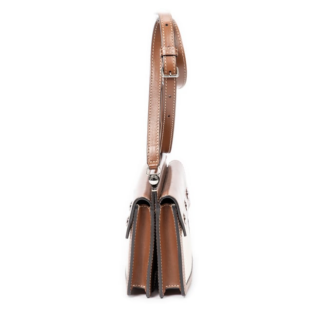 Burberry Bolsas Mini Horseferry Bag  Bolso bandolera en Beige/Marrón Lienzo y Plata hardware. El producto está en en Excelentes Condiciones (A).
  Dimensiones: 19x12x6 cm 
  Accesorios incluidos: 
    
  BrandCo Paris encuentra artículos raros y en las mejores condiciones a precios increíbles. ¡Vale la pena tener paciencia! Compra con confianza: todos los artículos de BrandCo Paris son seleccionados y autenticados cuidadosamente por nuestro equipo de expertos.
  Todos los artículos vienen con un certificado de autenticidad y un embalaje entregado por BrandCo Paris.
  Tabla de clasificación de la condición del artículo
  N (como nuevo)
  AA (perfecto estado)
  A (excelente estado)
  AB (muy buen estado)
  B (bueno/regular)