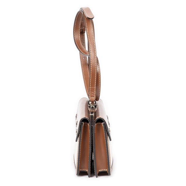 Burberry Bolsas Mini Horseferry Bag  Bolso bandolera en Beige/Marrón Lienzo y Plata hardware. El producto está en en Excelentes Condiciones (A).
  Dimensiones: 19x12x6 cm 
  Accesorios incluidos: 
    
  BrandCo Paris encuentra artículos raros y en las mejores condiciones a precios increíbles. ¡Vale la pena tener paciencia! Compra con confianza: todos los artículos de BrandCo Paris son seleccionados y autenticados cuidadosamente por nuestro equipo de expertos.
  Todos los artículos vienen con un certificado de autenticidad y un embalaje entregado por BrandCo Paris.
  Tabla de clasificación de la condición del artículo
  N (como nuevo)
  AA (perfecto estado)
  A (excelente estado)
  AB (muy buen estado)
  B (bueno/regular)