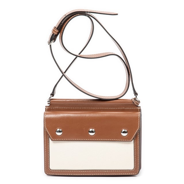 Burberry Bolsas Mini Horseferry Bag  Bolso bandolera en Beige/Marrón Lienzo y Plata hardware. El producto está en en Excelentes Condiciones (A).
  Dimensiones: 19x12x6 cm 
  Accesorios incluidos: 
    
  BrandCo Paris encuentra artículos raros y en las mejores condiciones a precios increíbles. ¡Vale la pena tener paciencia! Compra con confianza: todos los artículos de BrandCo Paris son seleccionados y autenticados cuidadosamente por nuestro equipo de expertos.
  Todos los artículos vienen con un certificado de autenticidad y un embalaje entregado por BrandCo Paris.
  Tabla de clasificación de la condición del artículo
  N (como nuevo)
  AA (perfecto estado)
  A (excelente estado)
  AB (muy buen estado)
  B (bueno/regular)
