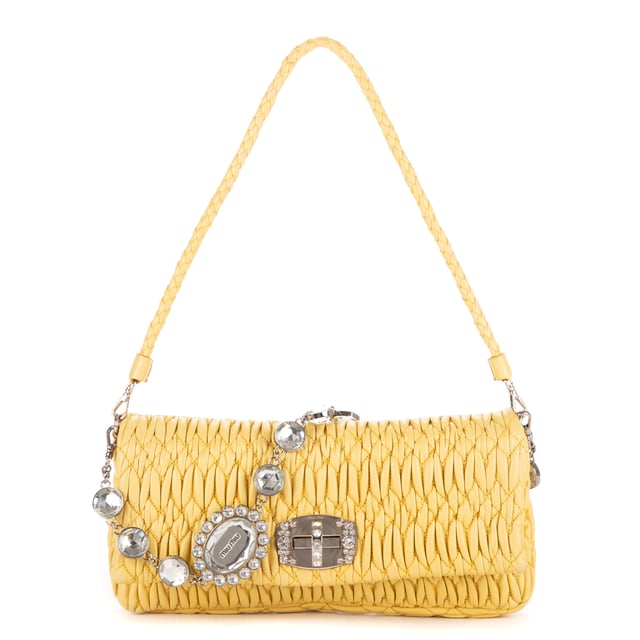 Miu Miu Bolsas Iconic Crystal Cloqué Bag Medium Bolso bandolera en Amarillo Piel de becerro y Plata/Diamantes de imitación hardware. El producto está en en Perfectas Condiciones (AA).
  Dimensiones: 28x15x3 cm 
  Accesorios incluidos: Rhinestones Chain Strap, Dustbag
    Condición Notes: Make up stain in rhinestone chain
  BrandCo Paris encuentra artículos raros y en las mejores condiciones a precios increíbles. ¡Vale la pena tener paciencia! Compra con confianza: todos los artículos de BrandCo Paris son seleccionados y autenticados cuidadosamente por nuestro equipo de expertos.
  Todos los artículos vienen con un certificado de autenticidad y un embalaje entregado por BrandCo Paris.
  Tabla de clasificación de la condición del artículo
  N (como nuevo)
  AA (perfecto estado)
  A (excelente estado)
  AB (muy buen estado)
  B (bueno/regular)