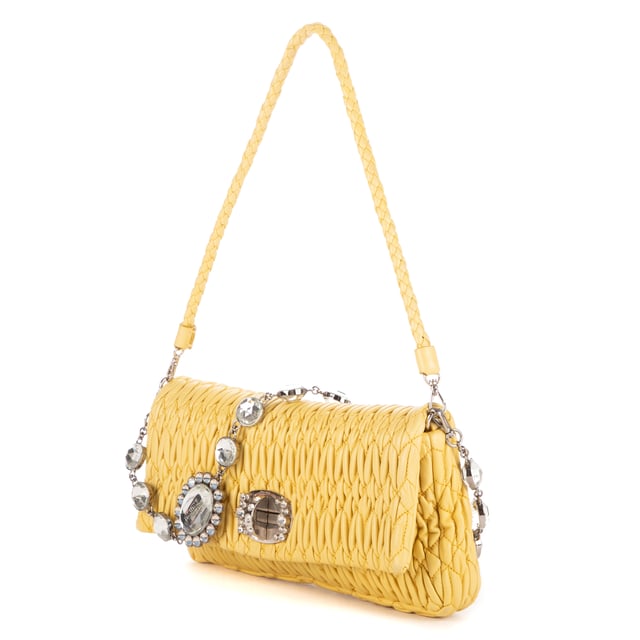 Miu Miu Bolsas Iconic Crystal Cloqué Bag Medium Bolso bandolera en Amarillo Piel de becerro y Plata/Diamantes de imitación hardware. El producto está en en Perfectas Condiciones (AA).
  Dimensiones: 28x15x3 cm 
  Accesorios incluidos: Rhinestones Chain Strap, Dustbag
    Condición Notes: Make up stain in rhinestone chain
  BrandCo Paris encuentra artículos raros y en las mejores condiciones a precios increíbles. ¡Vale la pena tener paciencia! Compra con confianza: todos los artículos de BrandCo Paris son seleccionados y autenticados cuidadosamente por nuestro equipo de expertos.
  Todos los artículos vienen con un certificado de autenticidad y un embalaje entregado por BrandCo Paris.
  Tabla de clasificación de la condición del artículo
  N (como nuevo)
  AA (perfecto estado)
  A (excelente estado)
  AB (muy buen estado)
  B (bueno/regular)