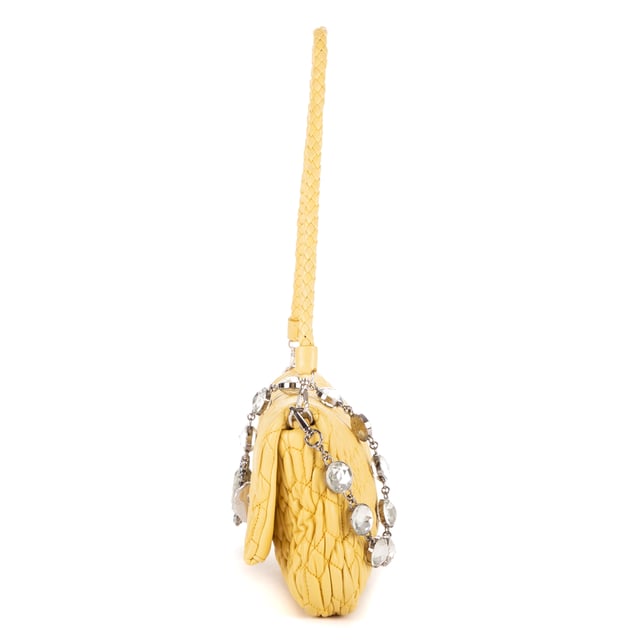Miu Miu Bolsas Iconic Crystal Cloqué Bag Medium Bolso bandolera en Amarillo Piel de becerro y Plata/Diamantes de imitación hardware. El producto está en en Perfectas Condiciones (AA).
  Dimensiones: 28x15x3 cm 
  Accesorios incluidos: Rhinestones Chain Strap, Dustbag
    Condición Notes: Make up stain in rhinestone chain
  BrandCo Paris encuentra artículos raros y en las mejores condiciones a precios increíbles. ¡Vale la pena tener paciencia! Compra con confianza: todos los artículos de BrandCo Paris son seleccionados y autenticados cuidadosamente por nuestro equipo de expertos.
  Todos los artículos vienen con un certificado de autenticidad y un embalaje entregado por BrandCo Paris.
  Tabla de clasificación de la condición del artículo
  N (como nuevo)
  AA (perfecto estado)
  A (excelente estado)
  AB (muy buen estado)
  B (bueno/regular)