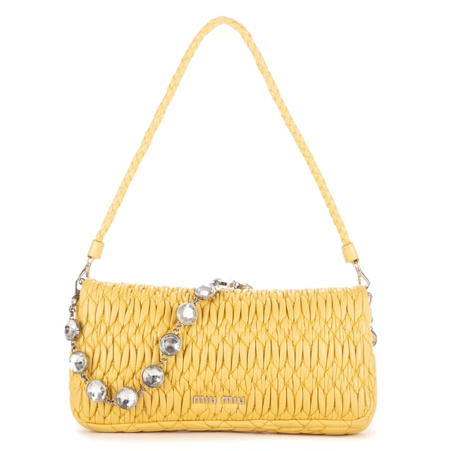 Miu Miu Bolsas Iconic Crystal Cloqué Bag Medium Bolso bandolera en Amarillo Piel de becerro y Plata/Diamantes de imitación hardware. El producto está en en Perfectas Condiciones (AA).
  Dimensiones: 28x15x3 cm 
  Accesorios incluidos: Rhinestones Chain Strap, Dustbag
    Condición Notes: Make up stain in rhinestone chain
  BrandCo Paris encuentra artículos raros y en las mejores condiciones a precios increíbles. ¡Vale la pena tener paciencia! Compra con confianza: todos los artículos de BrandCo Paris son seleccionados y autenticados cuidadosamente por nuestro equipo de expertos.
  Todos los artículos vienen con un certificado de autenticidad y un embalaje entregado por BrandCo Paris.
  Tabla de clasificación de la condición del artículo
  N (como nuevo)
  AA (perfecto estado)
  A (excelente estado)
  AB (muy buen estado)
  B (bueno/regular)