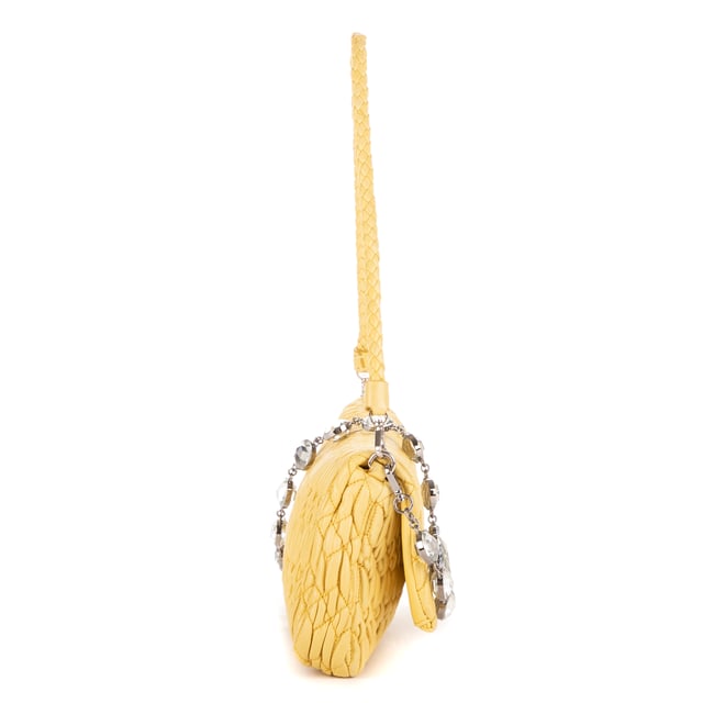 Miu Miu Bolsas Iconic Crystal Cloqué Bag Medium Bolso bandolera en Amarillo Piel de becerro y Plata/Diamantes de imitación hardware. El producto está en en Perfectas Condiciones (AA).
  Dimensiones: 28x15x3 cm 
  Accesorios incluidos: Rhinestones Chain Strap, Dustbag
    Condición Notes: Make up stain in rhinestone chain
  BrandCo Paris encuentra artículos raros y en las mejores condiciones a precios increíbles. ¡Vale la pena tener paciencia! Compra con confianza: todos los artículos de BrandCo Paris son seleccionados y autenticados cuidadosamente por nuestro equipo de expertos.
  Todos los artículos vienen con un certificado de autenticidad y un embalaje entregado por BrandCo Paris.
  Tabla de clasificación de la condición del artículo
  N (como nuevo)
  AA (perfecto estado)
  A (excelente estado)
  AB (muy buen estado)
  B (bueno/regular)