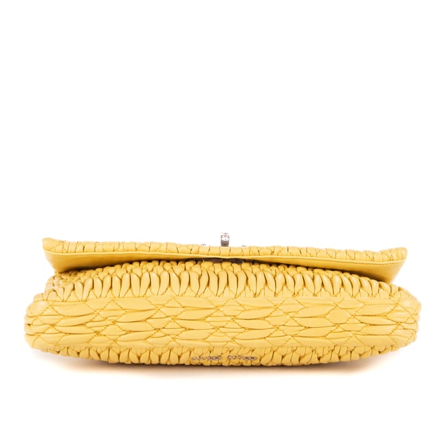 Miu Miu Bolsas Iconic Crystal Cloqué Bag Medium Bolso bandolera en Amarillo Piel de becerro y Plata/Diamantes de imitación hardware. El producto está en en Perfectas Condiciones (AA).
  Dimensiones: 28x15x3 cm 
  Accesorios incluidos: Rhinestones Chain Strap, Dustbag
    Condición Notes: Make up stain in rhinestone chain
  BrandCo Paris encuentra artículos raros y en las mejores condiciones a precios increíbles. ¡Vale la pena tener paciencia! Compra con confianza: todos los artículos de BrandCo Paris son seleccionados y autenticados cuidadosamente por nuestro equipo de expertos.
  Todos los artículos vienen con un certificado de autenticidad y un embalaje entregado por BrandCo Paris.
  Tabla de clasificación de la condición del artículo
  N (como nuevo)
  AA (perfecto estado)
  A (excelente estado)
  AB (muy buen estado)
  B (bueno/regular)
