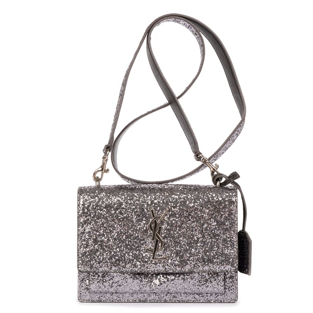 Yves Saint Laurent Bolsas Glitter Small Sunset  Bolso bandolera en Plata Lienzo y Plata hardware. El producto está en en Muy Buenas Condiciones (AB).
  Dimensiones: 18x13x6 cm 
  Accesorios incluidos: Key Ring in clochette
    
  BrandCo Paris encuentra artículos raros y en las mejores condiciones a precios increíbles. ¡Vale la pena tener paciencia! Compra con confianza: todos los artículos de BrandCo Paris son seleccionados y autenticados cuidadosamente por nuestro equipo de expertos.
  Todos los artículos vienen con un certificado de autenticidad y un embalaje entregado por BrandCo Paris.
  Tabla de clasificación de la condición del artículo
  N (como nuevo)
  AA (perfecto estado)
  A (excelente estado)
  AB (muy buen estado)
  B (bueno/regular)