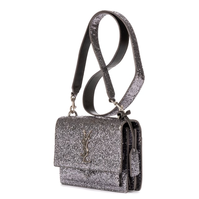 Yves Saint Laurent Bolsas Glitter Small Sunset  Bolso bandolera en Plata Lienzo y Plata hardware. El producto está en en Muy Buenas Condiciones (AB).
  Dimensiones: 18x13x6 cm 
  Accesorios incluidos: Key Ring in clochette
    
  BrandCo Paris encuentra artículos raros y en las mejores condiciones a precios increíbles. ¡Vale la pena tener paciencia! Compra con confianza: todos los artículos de BrandCo Paris son seleccionados y autenticados cuidadosamente por nuestro equipo de expertos.
  Todos los artículos vienen con un certificado de autenticidad y un embalaje entregado por BrandCo Paris.
  Tabla de clasificación de la condición del artículo
  N (como nuevo)
  AA (perfecto estado)
  A (excelente estado)
  AB (muy buen estado)
  B (bueno/regular)