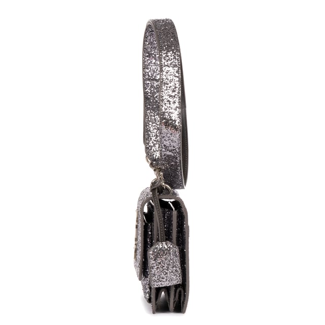 Yves Saint Laurent Bolsas Glitter Small Sunset  Bolso bandolera en Plata Lienzo y Plata hardware. El producto está en en Muy Buenas Condiciones (AB).
  Dimensiones: 18x13x6 cm 
  Accesorios incluidos: Key Ring in clochette
    
  BrandCo Paris encuentra artículos raros y en las mejores condiciones a precios increíbles. ¡Vale la pena tener paciencia! Compra con confianza: todos los artículos de BrandCo Paris son seleccionados y autenticados cuidadosamente por nuestro equipo de expertos.
  Todos los artículos vienen con un certificado de autenticidad y un embalaje entregado por BrandCo Paris.
  Tabla de clasificación de la condición del artículo
  N (como nuevo)
  AA (perfecto estado)
  A (excelente estado)
  AB (muy buen estado)
  B (bueno/regular)