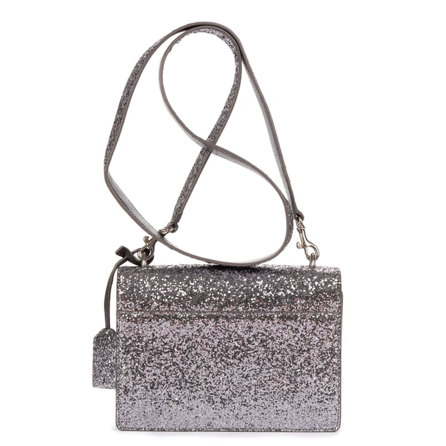 Yves Saint Laurent Bolsas Glitter Small Sunset  Bolso bandolera en Plata Lienzo y Plata hardware. El producto está en en Muy Buenas Condiciones (AB).
  Dimensiones: 18x13x6 cm 
  Accesorios incluidos: Key Ring in clochette
    
  BrandCo Paris encuentra artículos raros y en las mejores condiciones a precios increíbles. ¡Vale la pena tener paciencia! Compra con confianza: todos los artículos de BrandCo Paris son seleccionados y autenticados cuidadosamente por nuestro equipo de expertos.
  Todos los artículos vienen con un certificado de autenticidad y un embalaje entregado por BrandCo Paris.
  Tabla de clasificación de la condición del artículo
  N (como nuevo)
  AA (perfecto estado)
  A (excelente estado)
  AB (muy buen estado)
  B (bueno/regular)