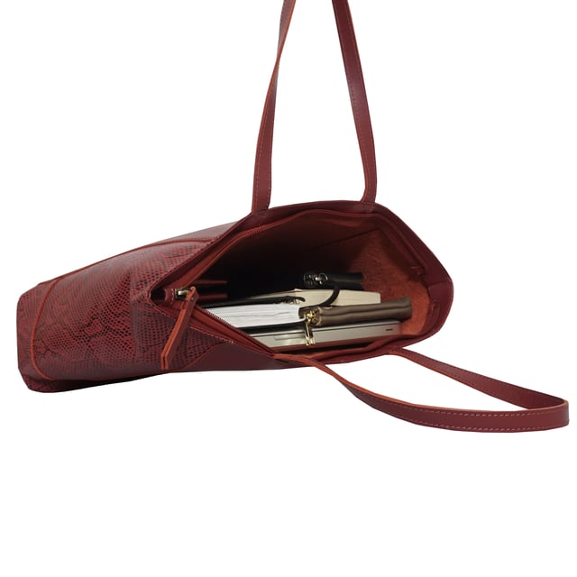 The ‘Klara’ large unlined tote bag is beautifully handcrafted with designer Animal Snake Print Leather on the sides and premium smooth leather on the front and back. It features a zip top closure for you to store your essentials safely and securely. This leather shopper is designed to ensure you don’t run out of space and have ample room for all your necessities when you’re out and about. Stand out with ‘Klara’, the perfect travel companion ideal for all occasions.
Secured zip top closure opens to a roomy unlined interior. Easily fits a 13-inch laptop. Double stitching on the handles for extra reinforcement and strength to avoid handle snapping. Reinforced base to avoid bulging when stuffed. Unlined natural leather shopper made to last a lifetime. Leather shoulder handle for easy pick up and go. Adorned with the inimitable Assots London brushed gold clean finish logo demonstrating it’s premium quality. Fittings colour: Antique Brass. Composition: Body: 100% Genuine Leather. Lining: Unlined.
DISCLAIMER : All pictures shown are for illustration purpose only. Actual product colour may vary due to different ambience lighting or the screen display settings. Size- W42.5cm x H29cm x D10.5cm.