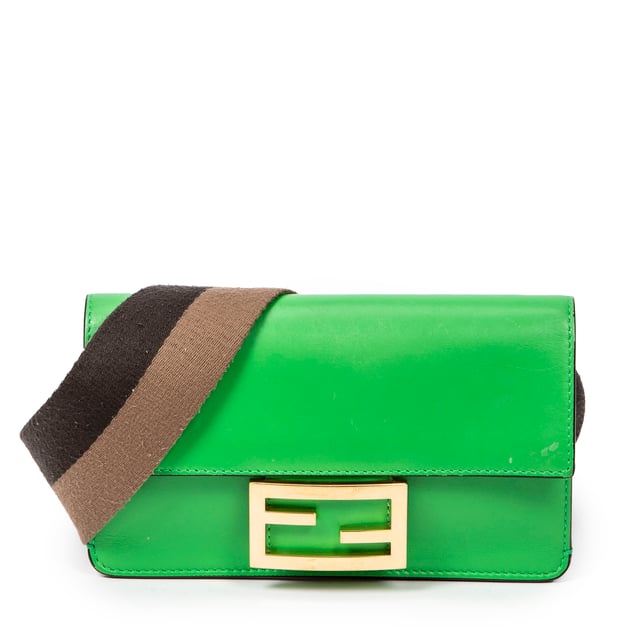 Fendi Bolsas Mini Flat Baguette  Bolso bandolera en Verde Piel de becerro y Oro hardware. El producto está en en Excelentes Condiciones (A).
  Dimensiones: 18x10x0 cm 
  Accesorios incluidos: None
    
  BrandCo Paris encuentra artículos raros y en las mejores condiciones a precios increíbles. ¡Vale la pena tener paciencia! Compra con confianza: todos los artículos de BrandCo Paris son seleccionados y autenticados cuidadosamente por nuestro equipo de expertos.
  Todos los artículos vienen con un certificado de autenticidad y un embalaje entregado por BrandCo Paris.
  Tabla de clasificación de la condición del artículo
  N (como nuevo)
  AA (perfecto estado)
  A (excelente estado)
  AB (muy buen estado)
  B (bueno/regular)