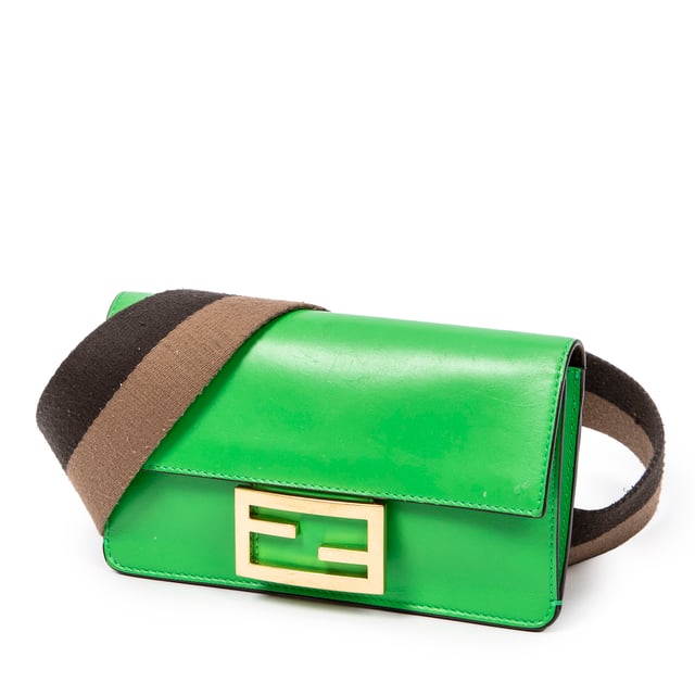 Fendi Bolsas Mini Flat Baguette  Bolso bandolera en Verde Piel de becerro y Oro hardware. El producto está en en Excelentes Condiciones (A).
  Dimensiones: 18x10x0 cm 
  Accesorios incluidos: None
    
  BrandCo Paris encuentra artículos raros y en las mejores condiciones a precios increíbles. ¡Vale la pena tener paciencia! Compra con confianza: todos los artículos de BrandCo Paris son seleccionados y autenticados cuidadosamente por nuestro equipo de expertos.
  Todos los artículos vienen con un certificado de autenticidad y un embalaje entregado por BrandCo Paris.
  Tabla de clasificación de la condición del artículo
  N (como nuevo)
  AA (perfecto estado)
  A (excelente estado)
  AB (muy buen estado)
  B (bueno/regular)