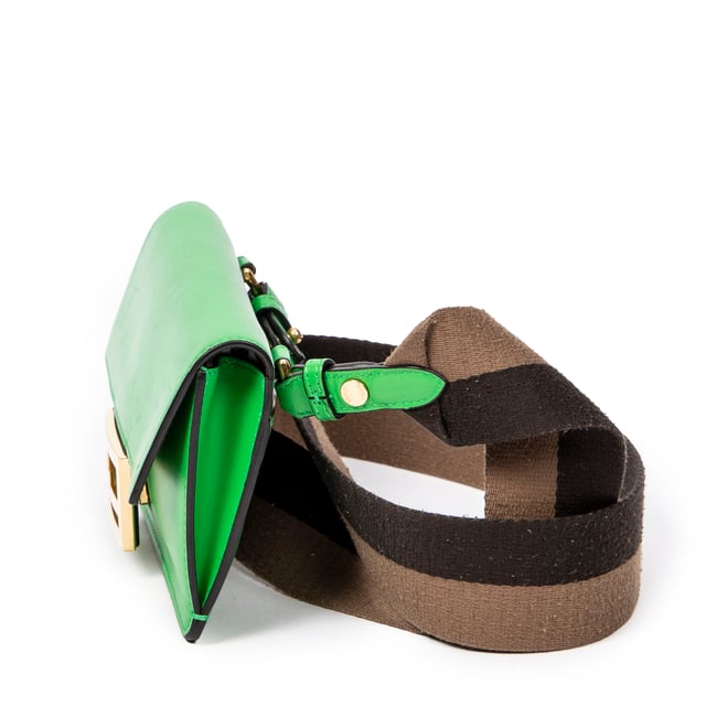 Fendi Bolsas Mini Flat Baguette  Bolso bandolera en Verde Piel de becerro y Oro hardware. El producto está en en Excelentes Condiciones (A).
  Dimensiones: 18x10x0 cm 
  Accesorios incluidos: None
    
  BrandCo Paris encuentra artículos raros y en las mejores condiciones a precios increíbles. ¡Vale la pena tener paciencia! Compra con confianza: todos los artículos de BrandCo Paris son seleccionados y autenticados cuidadosamente por nuestro equipo de expertos.
  Todos los artículos vienen con un certificado de autenticidad y un embalaje entregado por BrandCo Paris.
  Tabla de clasificación de la condición del artículo
  N (como nuevo)
  AA (perfecto estado)
  A (excelente estado)
  AB (muy buen estado)
  B (bueno/regular)