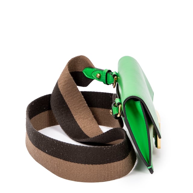 Fendi Bolsas Mini Flat Baguette  Bolso bandolera en Verde Piel de becerro y Oro hardware. El producto está en en Excelentes Condiciones (A).
  Dimensiones: 18x10x0 cm 
  Accesorios incluidos: None
    
  BrandCo Paris encuentra artículos raros y en las mejores condiciones a precios increíbles. ¡Vale la pena tener paciencia! Compra con confianza: todos los artículos de BrandCo Paris son seleccionados y autenticados cuidadosamente por nuestro equipo de expertos.
  Todos los artículos vienen con un certificado de autenticidad y un embalaje entregado por BrandCo Paris.
  Tabla de clasificación de la condición del artículo
  N (como nuevo)
  AA (perfecto estado)
  A (excelente estado)
  AB (muy buen estado)
  B (bueno/regular)