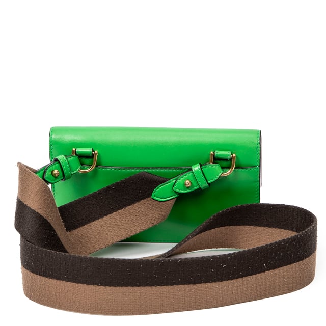 Fendi Bolsas Mini Flat Baguette  Bolso bandolera en Verde Piel de becerro y Oro hardware. El producto está en en Excelentes Condiciones (A).
  Dimensiones: 18x10x0 cm 
  Accesorios incluidos: None
    
  BrandCo Paris encuentra artículos raros y en las mejores condiciones a precios increíbles. ¡Vale la pena tener paciencia! Compra con confianza: todos los artículos de BrandCo Paris son seleccionados y autenticados cuidadosamente por nuestro equipo de expertos.
  Todos los artículos vienen con un certificado de autenticidad y un embalaje entregado por BrandCo Paris.
  Tabla de clasificación de la condición del artículo
  N (como nuevo)
  AA (perfecto estado)
  A (excelente estado)
  AB (muy buen estado)
  B (bueno/regular)