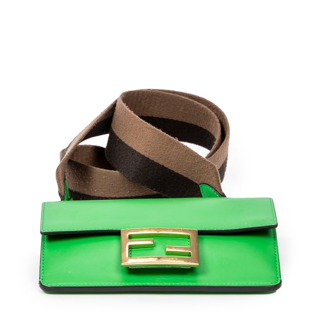 Fendi Bolsas Mini Flat Baguette  Bolso bandolera en Verde Piel de becerro y Oro hardware. El producto está en en Excelentes Condiciones (A).
  Dimensiones: 18x10x0 cm 
  Accesorios incluidos: None
    
  BrandCo Paris encuentra artículos raros y en las mejores condiciones a precios increíbles. ¡Vale la pena tener paciencia! Compra con confianza: todos los artículos de BrandCo Paris son seleccionados y autenticados cuidadosamente por nuestro equipo de expertos.
  Todos los artículos vienen con un certificado de autenticidad y un embalaje entregado por BrandCo Paris.
  Tabla de clasificación de la condición del artículo
  N (como nuevo)
  AA (perfecto estado)
  A (excelente estado)
  AB (muy buen estado)
  B (bueno/regular)