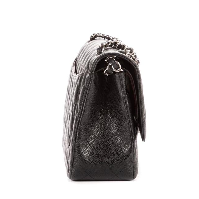 Chanel Bolsas Classic Jumbo Double Flap 30 Bolso bandolera en Negro Piel de becerro y Plata hardware. El producto está en en Perfectas Condiciones (AA).
  Dimensiones: 30x19.5x10 cm 
  Accesorios incluidos: Sticker, Card, Dustbag, Box
    
  BrandCo Paris encuentra artículos raros y en las mejores condiciones a precios increíbles. ¡Vale la pena tener paciencia! Compra con confianza: todos los artículos de BrandCo Paris son seleccionados y autenticados cuidadosamente por nuestro equipo de expertos.
  Todos los artículos vienen con un certificado de autenticidad y un embalaje entregado por BrandCo Paris.
  Tabla de clasificación de la condición del artículo
  N (como nuevo)
  AA (perfecto estado)
  A (excelente estado)
  AB (muy buen estado)
  B (bueno/regular)
