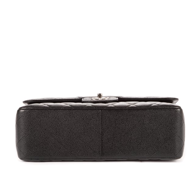 Chanel Bolsas Classic Jumbo Double Flap 30 Bolso bandolera en Negro Piel de becerro y Plata hardware. El producto está en en Perfectas Condiciones (AA).
  Dimensiones: 30x19.5x10 cm 
  Accesorios incluidos: Sticker, Card, Dustbag, Box
    
  BrandCo Paris encuentra artículos raros y en las mejores condiciones a precios increíbles. ¡Vale la pena tener paciencia! Compra con confianza: todos los artículos de BrandCo Paris son seleccionados y autenticados cuidadosamente por nuestro equipo de expertos.
  Todos los artículos vienen con un certificado de autenticidad y un embalaje entregado por BrandCo Paris.
  Tabla de clasificación de la condición del artículo
  N (como nuevo)
  AA (perfecto estado)
  A (excelente estado)
  AB (muy buen estado)
  B (bueno/regular)