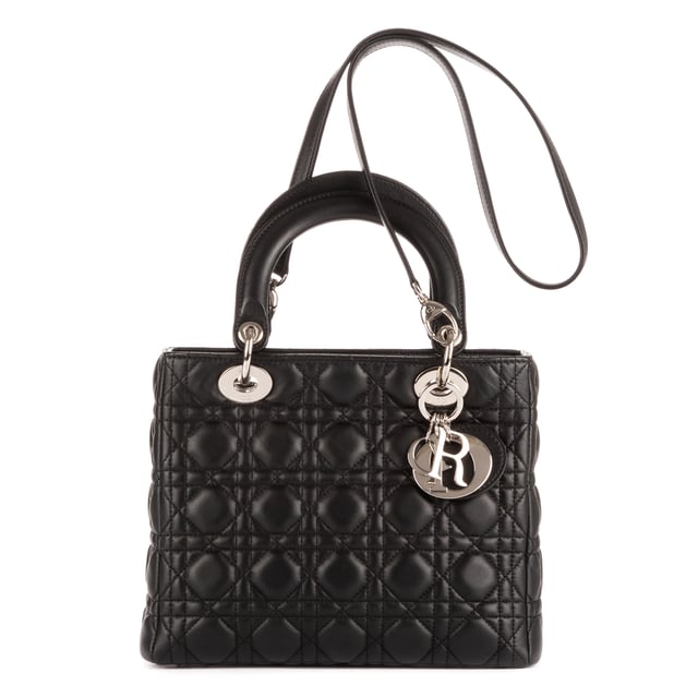 Dior Bolsas Medium Lady Dior Zip PM Bolso bandolera en Negro Piel de becerro y Plata hardware. El producto está en en Perfectas Condiciones (AA).
  Dimensiones: 24x21x10 cm 
  Accesorios incluidos: "Strap, Dior charm"
    
  BrandCo Paris encuentra artículos raros y en las mejores condiciones a precios increíbles. ¡Vale la pena tener paciencia! Compra con confianza: todos los artículos de BrandCo Paris son seleccionados y autenticados cuidadosamente por nuestro equipo de expertos.
  Todos los artículos vienen con un certificado de autenticidad y un embalaje entregado por BrandCo Paris.
  Tabla de clasificación de la condición del artículo
  N (como nuevo)
  AA (perfecto estado)
  A (excelente estado)
  AB (muy buen estado)
  B (bueno/regular)