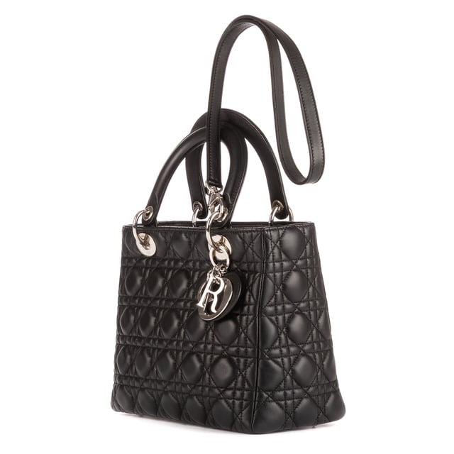 Dior Bolsas Medium Lady Dior Zip PM Bolso bandolera en Negro Piel de becerro y Plata hardware. El producto está en en Perfectas Condiciones (AA).
  Dimensiones: 24x21x10 cm 
  Accesorios incluidos: "Strap, Dior charm"
    
  BrandCo Paris encuentra artículos raros y en las mejores condiciones a precios increíbles. ¡Vale la pena tener paciencia! Compra con confianza: todos los artículos de BrandCo Paris son seleccionados y autenticados cuidadosamente por nuestro equipo de expertos.
  Todos los artículos vienen con un certificado de autenticidad y un embalaje entregado por BrandCo Paris.
  Tabla de clasificación de la condición del artículo
  N (como nuevo)
  AA (perfecto estado)
  A (excelente estado)
  AB (muy buen estado)
  B (bueno/regular)