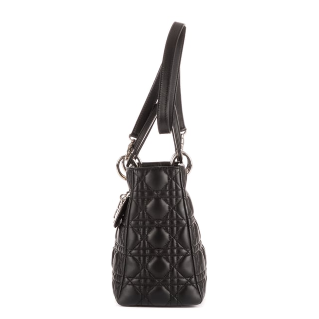 Dior Bolsas Medium Lady Dior Zip PM Bolso bandolera en Negro Piel de becerro y Plata hardware. El producto está en en Perfectas Condiciones (AA).
  Dimensiones: 24x21x10 cm 
  Accesorios incluidos: "Strap, Dior charm"
    
  BrandCo Paris encuentra artículos raros y en las mejores condiciones a precios increíbles. ¡Vale la pena tener paciencia! Compra con confianza: todos los artículos de BrandCo Paris son seleccionados y autenticados cuidadosamente por nuestro equipo de expertos.
  Todos los artículos vienen con un certificado de autenticidad y un embalaje entregado por BrandCo Paris.
  Tabla de clasificación de la condición del artículo
  N (como nuevo)
  AA (perfecto estado)
  A (excelente estado)
  AB (muy buen estado)
  B (bueno/regular)