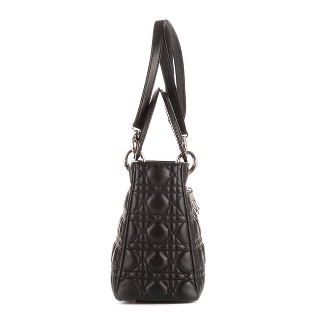 Dior Bolsas Medium Lady Dior Zip PM Bolso bandolera en Negro Piel de becerro y Plata hardware. El producto está en en Perfectas Condiciones (AA).
  Dimensiones: 24x21x10 cm 
  Accesorios incluidos: "Strap, Dior charm"
    
  BrandCo Paris encuentra artículos raros y en las mejores condiciones a precios increíbles. ¡Vale la pena tener paciencia! Compra con confianza: todos los artículos de BrandCo Paris son seleccionados y autenticados cuidadosamente por nuestro equipo de expertos.
  Todos los artículos vienen con un certificado de autenticidad y un embalaje entregado por BrandCo Paris.
  Tabla de clasificación de la condición del artículo
  N (como nuevo)
  AA (perfecto estado)
  A (excelente estado)
  AB (muy buen estado)
  B (bueno/regular)