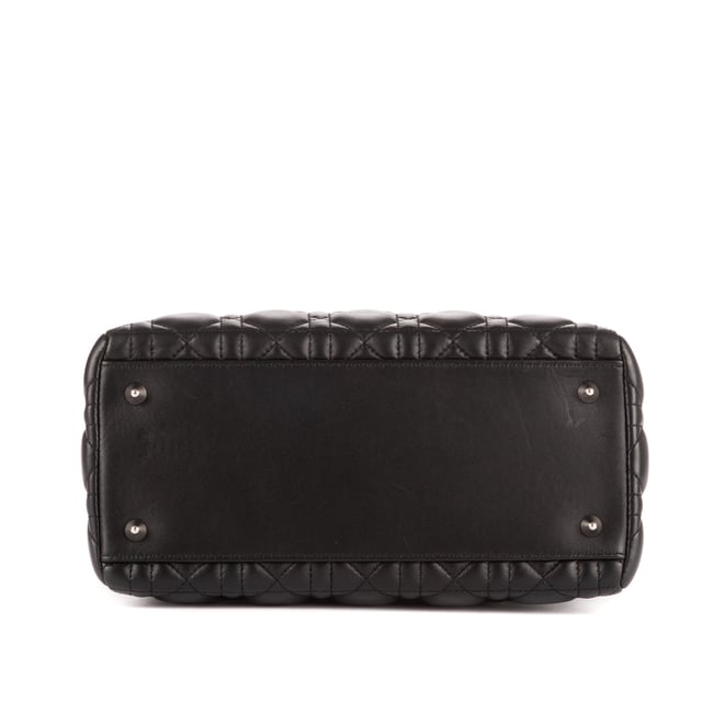 Dior Bolsas Medium Lady Dior Zip PM Bolso bandolera en Negro Piel de becerro y Plata hardware. El producto está en en Perfectas Condiciones (AA).
  Dimensiones: 24x21x10 cm 
  Accesorios incluidos: "Strap, Dior charm"
    
  BrandCo Paris encuentra artículos raros y en las mejores condiciones a precios increíbles. ¡Vale la pena tener paciencia! Compra con confianza: todos los artículos de BrandCo Paris son seleccionados y autenticados cuidadosamente por nuestro equipo de expertos.
  Todos los artículos vienen con un certificado de autenticidad y un embalaje entregado por BrandCo Paris.
  Tabla de clasificación de la condición del artículo
  N (como nuevo)
  AA (perfecto estado)
  A (excelente estado)
  AB (muy buen estado)
  B (bueno/regular)