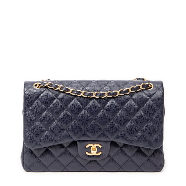 Chanel Bolsas Jumbo Classic Double Flap  Bolso bandolera en Armada Piel de becerro y Oro hardware. El producto está en en Perfectas Condiciones (AA).
  Dimensiones: 30x20x10 cm 
  Accesorios incluidos: Sticker, Card
    
  BrandCo Paris encuentra artículos raros y en las mejores condiciones a precios increíbles. ¡Vale la pena tener paciencia! Compra con confianza: todos los artículos de BrandCo Paris son seleccionados y autenticados cuidadosamente por nuestro equipo de expertos.
  Todos los artículos vienen con un certificado de autenticidad y un embalaje entregado por BrandCo Paris.
  Tabla de clasificación de la condición del artículo
  N (como nuevo)
  AA (perfecto estado)
  A (excelente estado)
  AB (muy buen estado)
  B (bueno/regular)