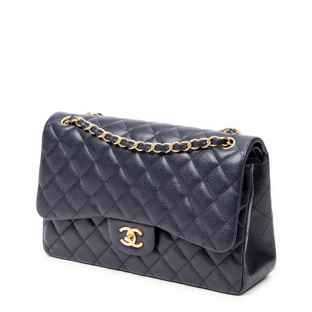 Chanel Bolsas Jumbo Classic Double Flap  Bolso bandolera en Armada Piel de becerro y Oro hardware. El producto está en en Perfectas Condiciones (AA).
  Dimensiones: 30x20x10 cm 
  Accesorios incluidos: Sticker, Card
    
  BrandCo Paris encuentra artículos raros y en las mejores condiciones a precios increíbles. ¡Vale la pena tener paciencia! Compra con confianza: todos los artículos de BrandCo Paris son seleccionados y autenticados cuidadosamente por nuestro equipo de expertos.
  Todos los artículos vienen con un certificado de autenticidad y un embalaje entregado por BrandCo Paris.
  Tabla de clasificación de la condición del artículo
  N (como nuevo)
  AA (perfecto estado)
  A (excelente estado)
  AB (muy buen estado)
  B (bueno/regular)