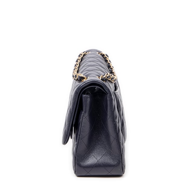 Chanel Bolsas Jumbo Classic Double Flap  Bolso bandolera en Armada Piel de becerro y Oro hardware. El producto está en en Perfectas Condiciones (AA).
  Dimensiones: 30x20x10 cm 
  Accesorios incluidos: Sticker, Card
    
  BrandCo Paris encuentra artículos raros y en las mejores condiciones a precios increíbles. ¡Vale la pena tener paciencia! Compra con confianza: todos los artículos de BrandCo Paris son seleccionados y autenticados cuidadosamente por nuestro equipo de expertos.
  Todos los artículos vienen con un certificado de autenticidad y un embalaje entregado por BrandCo Paris.
  Tabla de clasificación de la condición del artículo
  N (como nuevo)
  AA (perfecto estado)
  A (excelente estado)
  AB (muy buen estado)
  B (bueno/regular)