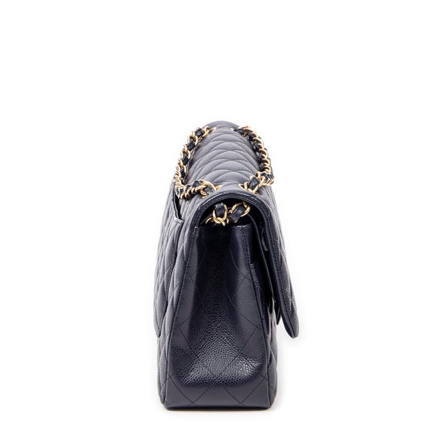 Chanel Bolsas Jumbo Classic Double Flap  Bolso bandolera en Armada Piel de becerro y Oro hardware. El producto está en en Perfectas Condiciones (AA).
  Dimensiones: 30x20x10 cm 
  Accesorios incluidos: Sticker, Card
    
  BrandCo Paris encuentra artículos raros y en las mejores condiciones a precios increíbles. ¡Vale la pena tener paciencia! Compra con confianza: todos los artículos de BrandCo Paris son seleccionados y autenticados cuidadosamente por nuestro equipo de expertos.
  Todos los artículos vienen con un certificado de autenticidad y un embalaje entregado por BrandCo Paris.
  Tabla de clasificación de la condición del artículo
  N (como nuevo)
  AA (perfecto estado)
  A (excelente estado)
  AB (muy buen estado)
  B (bueno/regular)
