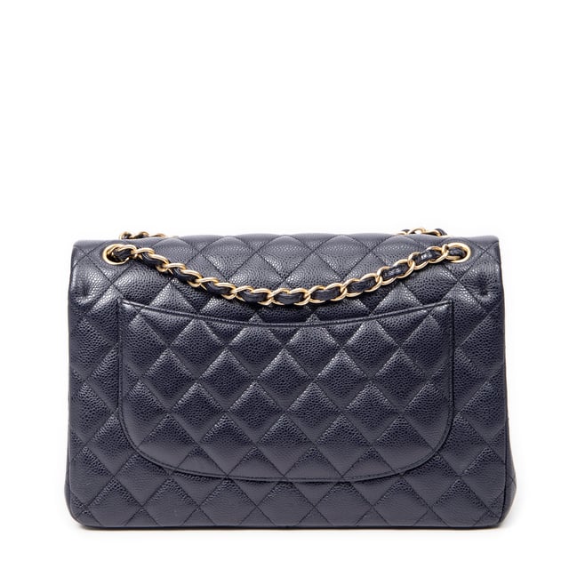 Chanel Bolsas Jumbo Classic Double Flap  Bolso bandolera en Armada Piel de becerro y Oro hardware. El producto está en en Perfectas Condiciones (AA).
  Dimensiones: 30x20x10 cm 
  Accesorios incluidos: Sticker, Card
    
  BrandCo Paris encuentra artículos raros y en las mejores condiciones a precios increíbles. ¡Vale la pena tener paciencia! Compra con confianza: todos los artículos de BrandCo Paris son seleccionados y autenticados cuidadosamente por nuestro equipo de expertos.
  Todos los artículos vienen con un certificado de autenticidad y un embalaje entregado por BrandCo Paris.
  Tabla de clasificación de la condición del artículo
  N (como nuevo)
  AA (perfecto estado)
  A (excelente estado)
  AB (muy buen estado)
  B (bueno/regular)