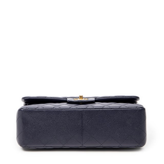 Chanel Bolsas Jumbo Classic Double Flap  Bolso bandolera en Armada Piel de becerro y Oro hardware. El producto está en en Perfectas Condiciones (AA).
  Dimensiones: 30x20x10 cm 
  Accesorios incluidos: Sticker, Card
    
  BrandCo Paris encuentra artículos raros y en las mejores condiciones a precios increíbles. ¡Vale la pena tener paciencia! Compra con confianza: todos los artículos de BrandCo Paris son seleccionados y autenticados cuidadosamente por nuestro equipo de expertos.
  Todos los artículos vienen con un certificado de autenticidad y un embalaje entregado por BrandCo Paris.
  Tabla de clasificación de la condición del artículo
  N (como nuevo)
  AA (perfecto estado)
  A (excelente estado)
  AB (muy buen estado)
  B (bueno/regular)