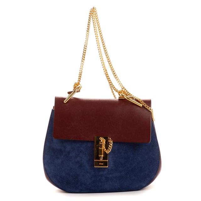 Chloe Bolsas Drew  Bolso bandolera en Azul Piel de becerro y Oro hardware. El producto está en en Perfectas Condiciones (AA).
  Dimensiones: 23x17x8 cm 
  Accesorios incluidos: Dustbag
    
  BrandCo Paris encuentra artículos raros y en las mejores condiciones a precios increíbles. ¡Vale la pena tener paciencia! Compra con confianza: todos los artículos de BrandCo Paris son seleccionados y autenticados cuidadosamente por nuestro equipo de expertos.
  Todos los artículos vienen con un certificado de autenticidad y un embalaje entregado por BrandCo Paris.
  Tabla de clasificación de la condición del artículo
  N (como nuevo)
  AA (perfecto estado)
  A (excelente estado)
  AB (muy buen estado)
  B (bueno/regular)