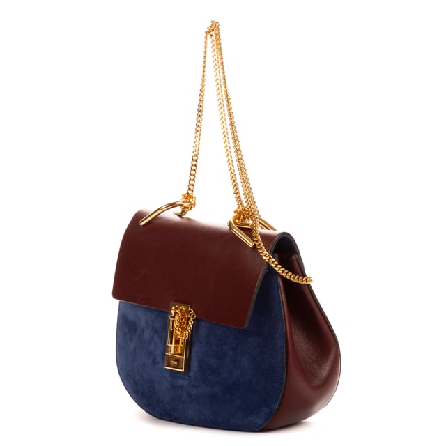 Chloe Bolsas Drew  Bolso bandolera en Azul Piel de becerro y Oro hardware. El producto está en en Perfectas Condiciones (AA).
  Dimensiones: 23x17x8 cm 
  Accesorios incluidos: Dustbag
    
  BrandCo Paris encuentra artículos raros y en las mejores condiciones a precios increíbles. ¡Vale la pena tener paciencia! Compra con confianza: todos los artículos de BrandCo Paris son seleccionados y autenticados cuidadosamente por nuestro equipo de expertos.
  Todos los artículos vienen con un certificado de autenticidad y un embalaje entregado por BrandCo Paris.
  Tabla de clasificación de la condición del artículo
  N (como nuevo)
  AA (perfecto estado)
  A (excelente estado)
  AB (muy buen estado)
  B (bueno/regular)