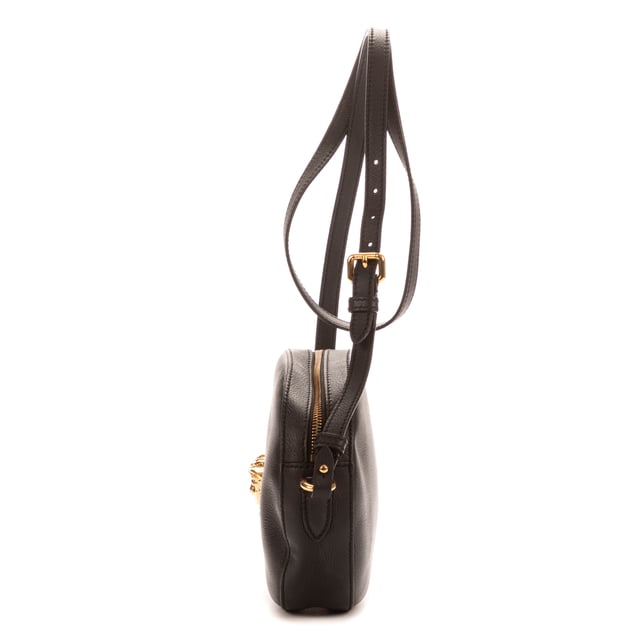 Versace Bags La Medusa Round  Shoulder Bag in Black Calfskin leather and Gold hardware. The product is in Perfect Condition (AA).
  Dimensions: 17x17x5 cm 
  Accessories Included: NONE
  
  BrandCo Paris finds rare and top condition items at great deals, they are worth your patience!
  Shop with confidence - All BrandCo Paris items are carefully selected and authenticated by our team of experts.
  All the items come with an authenticity certificate and packaging delivered by BrandCo Paris.
  Item Condition Grading Table
    N  (Like New)
    AA (Perfect Condition)
    A  (Excellent Condition)
    AB (Very Good Condition)
    B  (Good/Fair)