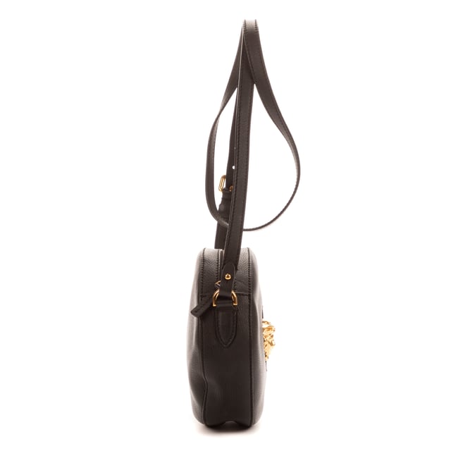 Versace Bags La Medusa Round  Shoulder Bag in Black Calfskin leather and Gold hardware. The product is in Perfect Condition (AA).
  Dimensions: 17x17x5 cm 
  Accessories Included: NONE
  
  BrandCo Paris finds rare and top condition items at great deals, they are worth your patience!
  Shop with confidence - All BrandCo Paris items are carefully selected and authenticated by our team of experts.
  All the items come with an authenticity certificate and packaging delivered by BrandCo Paris.
  Item Condition Grading Table
    N  (Like New)
    AA (Perfect Condition)
    A  (Excellent Condition)
    AB (Very Good Condition)
    B  (Good/Fair)