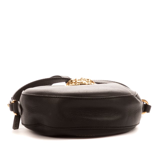 Versace Bags La Medusa Round  Shoulder Bag in Black Calfskin leather and Gold hardware. The product is in Perfect Condition (AA).
  Dimensions: 17x17x5 cm 
  Accessories Included: NONE
  
  BrandCo Paris finds rare and top condition items at great deals, they are worth your patience!
  Shop with confidence - All BrandCo Paris items are carefully selected and authenticated by our team of experts.
  All the items come with an authenticity certificate and packaging delivered by BrandCo Paris.
  Item Condition Grading Table
    N  (Like New)
    AA (Perfect Condition)
    A  (Excellent Condition)
    AB (Very Good Condition)
    B  (Good/Fair)