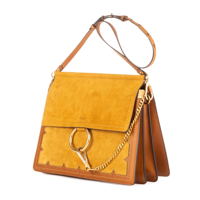 Faye Bolso bandolera Chloe Bolsas Faye Bolso bandolera en Marrón Piel de becerro y Oro hardware. El producto está en en Excelentes Condiciones (A).
Dimensiones: 31x26x10 cm
Accesorios incluidos: Strap
BrandCo Paris encuentra artículos raros y en las mejores condiciones a precios increíbles. ¡Vale la pena tener paciencia! Compra con confianza: todos los artículos de BrandCo Paris son seleccionados y autenticados cuidadosamente por nuestro equipo de expertos.
Todos los artículos vienen con un certificado de autenticidad y un embalaje entregado por BrandCo Paris.
Tabla de clasificación de la condición del artículo
N (como nuevo)
AA (perfecto estado)
A (excelente estado)
AB (muy buen estado)
B (bueno/regular)