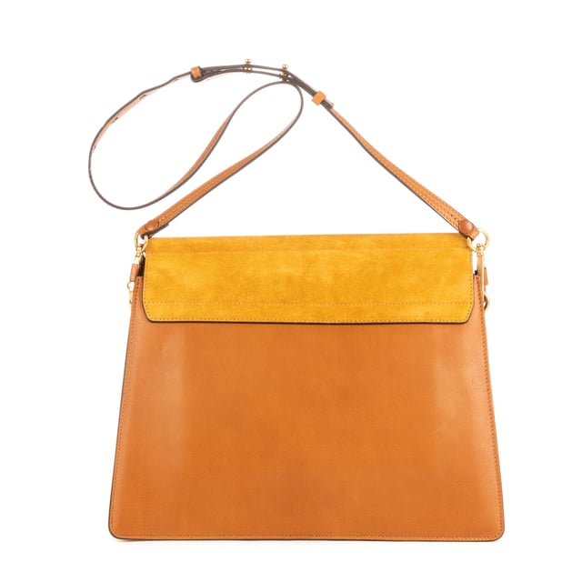 Faye Bolso bandolera Chloe Bolsas Faye Bolso bandolera en Marrón Piel de becerro y Oro hardware. El producto está en en Excelentes Condiciones (A).
Dimensiones: 31x26x10 cm
Accesorios incluidos: Strap
BrandCo Paris encuentra artículos raros y en las mejores condiciones a precios increíbles. ¡Vale la pena tener paciencia! Compra con confianza: todos los artículos de BrandCo Paris son seleccionados y autenticados cuidadosamente por nuestro equipo de expertos.
Todos los artículos vienen con un certificado de autenticidad y un embalaje entregado por BrandCo Paris.
Tabla de clasificación de la condición del artículo
N (como nuevo)
AA (perfecto estado)
A (excelente estado)
AB (muy buen estado)
B (bueno/regular)