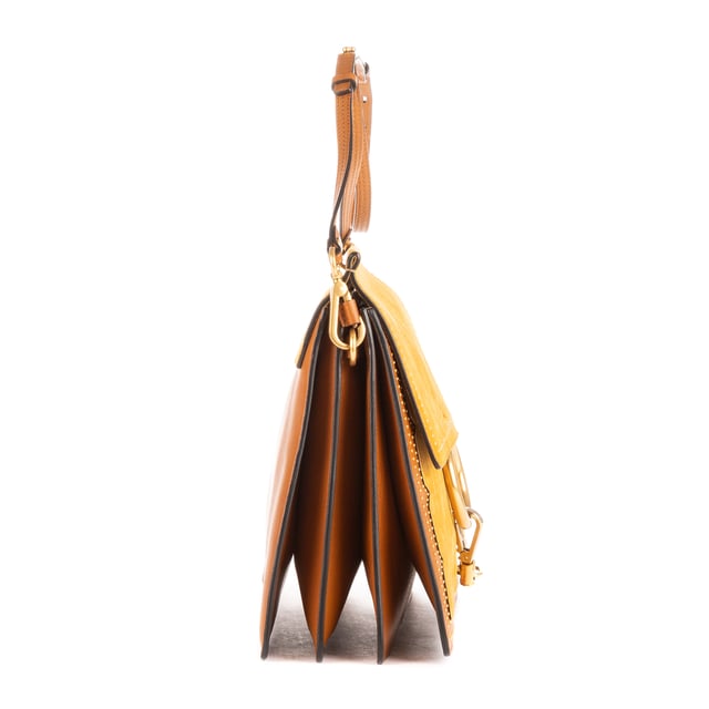 Faye Bolso bandolera Chloe Bolsas Faye Bolso bandolera en Marrón Piel de becerro y Oro hardware. El producto está en en Excelentes Condiciones (A).
Dimensiones: 31x26x10 cm
Accesorios incluidos: Strap
BrandCo Paris encuentra artículos raros y en las mejores condiciones a precios increíbles. ¡Vale la pena tener paciencia! Compra con confianza: todos los artículos de BrandCo Paris son seleccionados y autenticados cuidadosamente por nuestro equipo de expertos.
Todos los artículos vienen con un certificado de autenticidad y un embalaje entregado por BrandCo Paris.
Tabla de clasificación de la condición del artículo
N (como nuevo)
AA (perfecto estado)
A (excelente estado)
AB (muy buen estado)
B (bueno/regular)