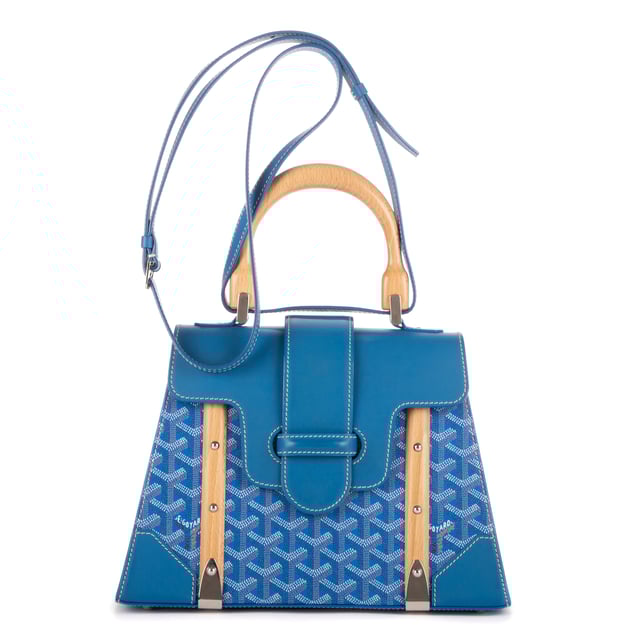 Goyard Bolsas Saigon PM Bolso bandolera en Azul Lona recubierta y Plata hardware. El producto está en en Perfectas Condiciones (AA).
  Dimensiones: 28x21x12 cm 
  Accesorios incluidos: Strap, Dustbag, Box
    Condición Notes: Black push marks on the interior Flap Blue Leather
  BrandCo Paris encuentra artículos raros y en las mejores condiciones a precios increíbles. ¡Vale la pena tener paciencia! Compra con confianza: todos los artículos de BrandCo Paris son seleccionados y autenticados cuidadosamente por nuestro equipo de expertos.
  Todos los artículos vienen con un certificado de autenticidad y un embalaje entregado por BrandCo Paris.
  Tabla de clasificación de la condición del artículo
  N (como nuevo)
  AA (perfecto estado)
  A (excelente estado)
  AB (muy buen estado)
  B (bueno/regular)