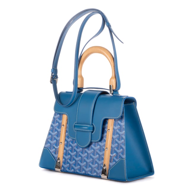 Goyard Bolsas Saigon PM Bolso bandolera en Azul Lona recubierta y Plata hardware. El producto está en en Perfectas Condiciones (AA).
  Dimensiones: 28x21x12 cm 
  Accesorios incluidos: Strap, Dustbag, Box
    Condición Notes: Black push marks on the interior Flap Blue Leather
  BrandCo Paris encuentra artículos raros y en las mejores condiciones a precios increíbles. ¡Vale la pena tener paciencia! Compra con confianza: todos los artículos de BrandCo Paris son seleccionados y autenticados cuidadosamente por nuestro equipo de expertos.
  Todos los artículos vienen con un certificado de autenticidad y un embalaje entregado por BrandCo Paris.
  Tabla de clasificación de la condición del artículo
  N (como nuevo)
  AA (perfecto estado)
  A (excelente estado)
  AB (muy buen estado)
  B (bueno/regular)