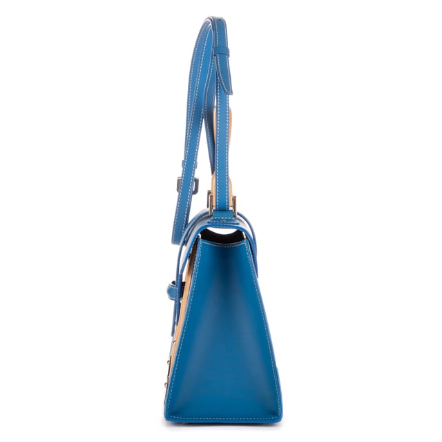 Goyard Bolsas Saigon PM Bolso bandolera en Azul Lona recubierta y Plata hardware. El producto está en en Perfectas Condiciones (AA).
  Dimensiones: 28x21x12 cm 
  Accesorios incluidos: Strap, Dustbag, Box
    Condición Notes: Black push marks on the interior Flap Blue Leather
  BrandCo Paris encuentra artículos raros y en las mejores condiciones a precios increíbles. ¡Vale la pena tener paciencia! Compra con confianza: todos los artículos de BrandCo Paris son seleccionados y autenticados cuidadosamente por nuestro equipo de expertos.
  Todos los artículos vienen con un certificado de autenticidad y un embalaje entregado por BrandCo Paris.
  Tabla de clasificación de la condición del artículo
  N (como nuevo)
  AA (perfecto estado)
  A (excelente estado)
  AB (muy buen estado)
  B (bueno/regular)