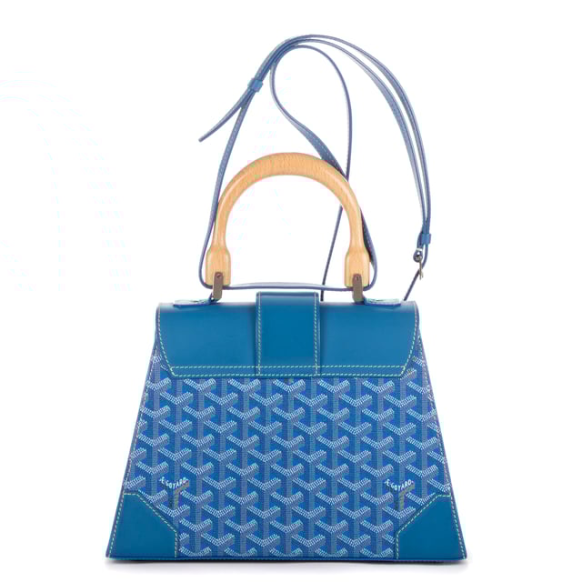 Goyard Bolsas Saigon PM Bolso bandolera en Azul Lona recubierta y Plata hardware. El producto está en en Perfectas Condiciones (AA).
  Dimensiones: 28x21x12 cm 
  Accesorios incluidos: Strap, Dustbag, Box
    Condición Notes: Black push marks on the interior Flap Blue Leather
  BrandCo Paris encuentra artículos raros y en las mejores condiciones a precios increíbles. ¡Vale la pena tener paciencia! Compra con confianza: todos los artículos de BrandCo Paris son seleccionados y autenticados cuidadosamente por nuestro equipo de expertos.
  Todos los artículos vienen con un certificado de autenticidad y un embalaje entregado por BrandCo Paris.
  Tabla de clasificación de la condición del artículo
  N (como nuevo)
  AA (perfecto estado)
  A (excelente estado)
  AB (muy buen estado)
  B (bueno/regular)