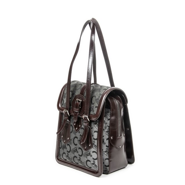 Celine Bolsas Flap Buckle Shoulder  Bolso bandolera en Gris/Marrón oscuro Lienzo y Plata hardware. El producto está en en Excelentes Condiciones (A).
  Dimensiones: 23x28x16 cm 
  Accesorios incluidos: None
    
  BrandCo Paris encuentra artículos raros y en las mejores condiciones a precios increíbles. ¡Vale la pena tener paciencia! Compra con confianza: todos los artículos de BrandCo Paris son seleccionados y autenticados cuidadosamente por nuestro equipo de expertos.
  Todos los artículos vienen con un certificado de autenticidad y un embalaje entregado por BrandCo Paris.
  Tabla de clasificación de la condición del artículo
  N (como nuevo)
  AA (perfecto estado)
  A (excelente estado)
  AB (muy buen estado)
  B (bueno/regular)