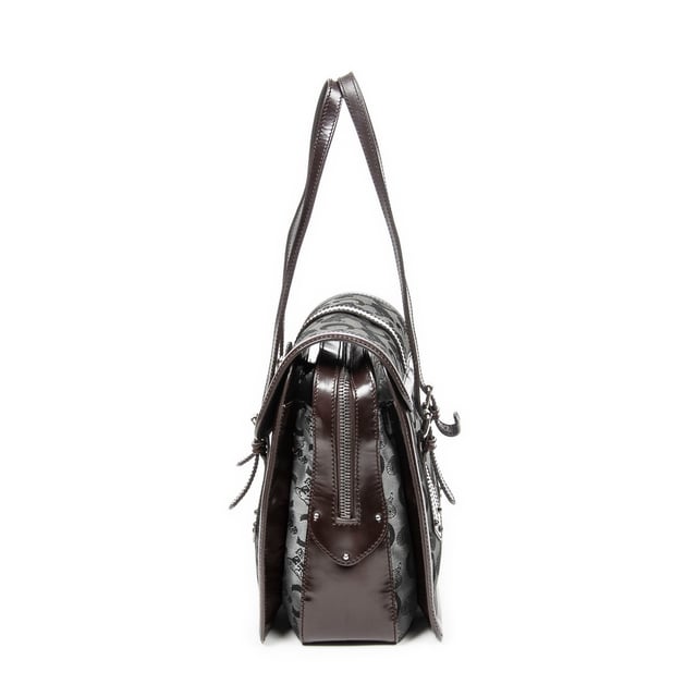 Celine Bolsas Flap Buckle Shoulder  Bolso bandolera en Gris/Marrón oscuro Lienzo y Plata hardware. El producto está en en Excelentes Condiciones (A).
  Dimensiones: 23x28x16 cm 
  Accesorios incluidos: None
    
  BrandCo Paris encuentra artículos raros y en las mejores condiciones a precios increíbles. ¡Vale la pena tener paciencia! Compra con confianza: todos los artículos de BrandCo Paris son seleccionados y autenticados cuidadosamente por nuestro equipo de expertos.
  Todos los artículos vienen con un certificado de autenticidad y un embalaje entregado por BrandCo Paris.
  Tabla de clasificación de la condición del artículo
  N (como nuevo)
  AA (perfecto estado)
  A (excelente estado)
  AB (muy buen estado)
  B (bueno/regular)