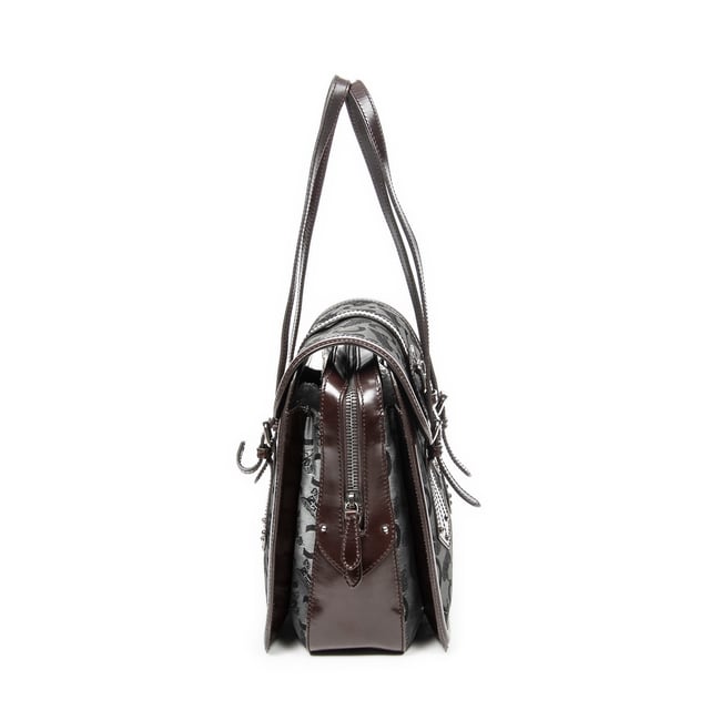 Celine Bolsas Flap Buckle Shoulder  Bolso bandolera en Gris/Marrón oscuro Lienzo y Plata hardware. El producto está en en Excelentes Condiciones (A).
  Dimensiones: 23x28x16 cm 
  Accesorios incluidos: None
    
  BrandCo Paris encuentra artículos raros y en las mejores condiciones a precios increíbles. ¡Vale la pena tener paciencia! Compra con confianza: todos los artículos de BrandCo Paris son seleccionados y autenticados cuidadosamente por nuestro equipo de expertos.
  Todos los artículos vienen con un certificado de autenticidad y un embalaje entregado por BrandCo Paris.
  Tabla de clasificación de la condición del artículo
  N (como nuevo)
  AA (perfecto estado)
  A (excelente estado)
  AB (muy buen estado)
  B (bueno/regular)