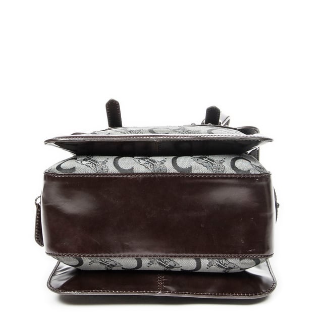Celine Bolsas Flap Buckle Shoulder  Bolso bandolera en Gris/Marrón oscuro Lienzo y Plata hardware. El producto está en en Excelentes Condiciones (A).
  Dimensiones: 23x28x16 cm 
  Accesorios incluidos: None
    
  BrandCo Paris encuentra artículos raros y en las mejores condiciones a precios increíbles. ¡Vale la pena tener paciencia! Compra con confianza: todos los artículos de BrandCo Paris son seleccionados y autenticados cuidadosamente por nuestro equipo de expertos.
  Todos los artículos vienen con un certificado de autenticidad y un embalaje entregado por BrandCo Paris.
  Tabla de clasificación de la condición del artículo
  N (como nuevo)
  AA (perfecto estado)
  A (excelente estado)
  AB (muy buen estado)
  B (bueno/regular)